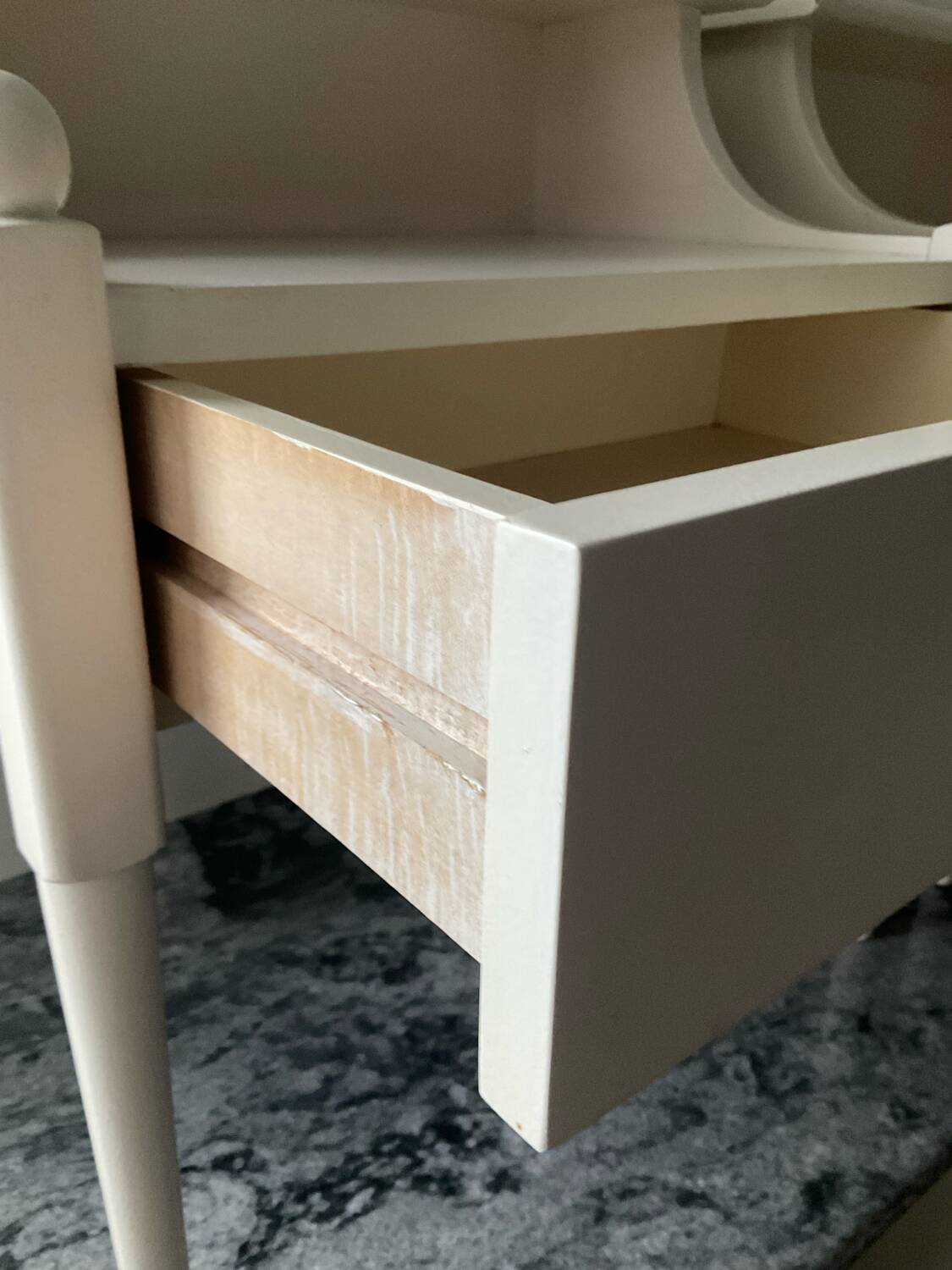 Paire de chevets scandinaves en bois blanc