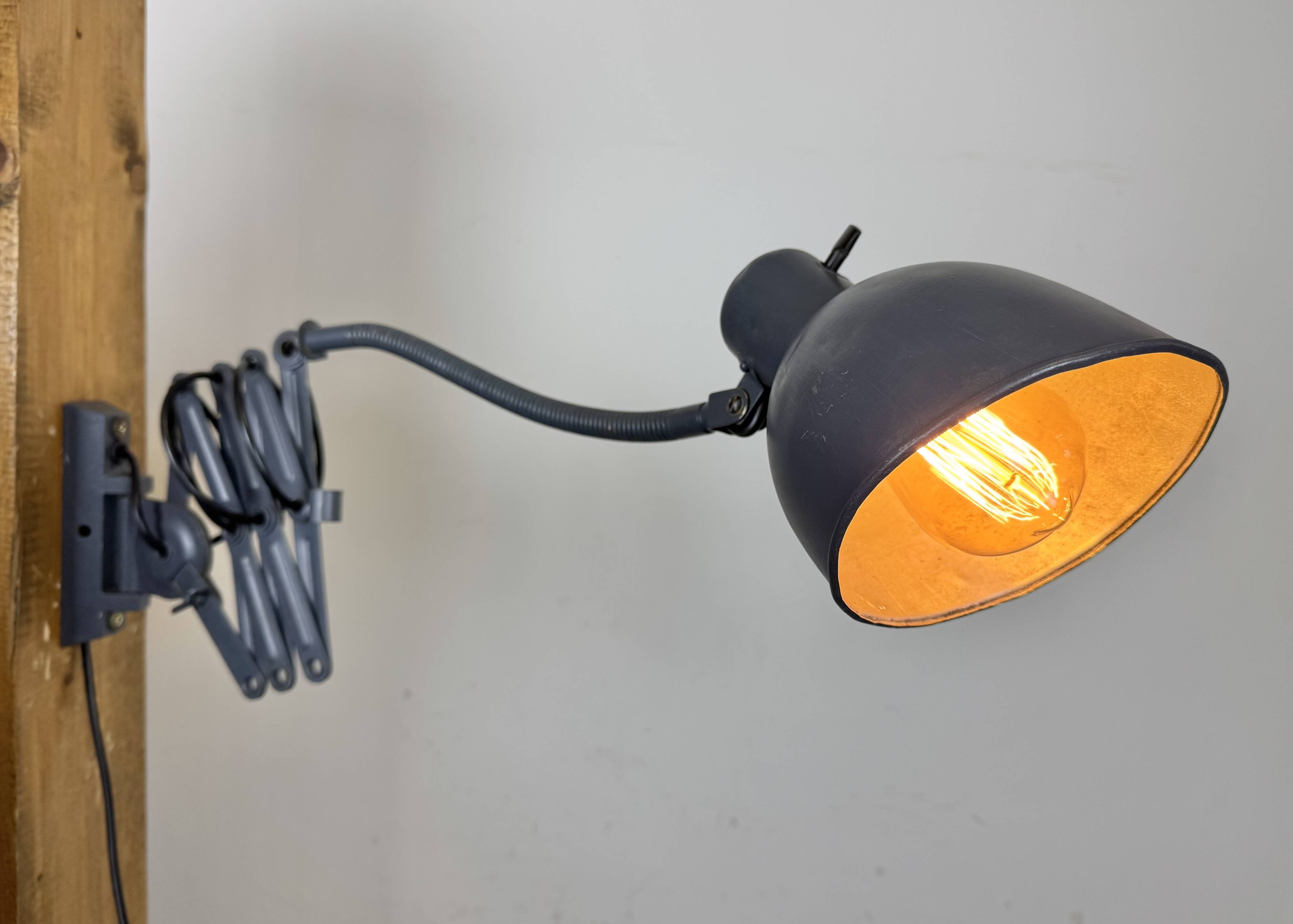 Applique murale industrielle en forme de ciseaux, peinte en gris, années 1960