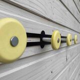 Porte manteau jaune métal