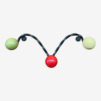 Porte manteau avec boules en bois colorées