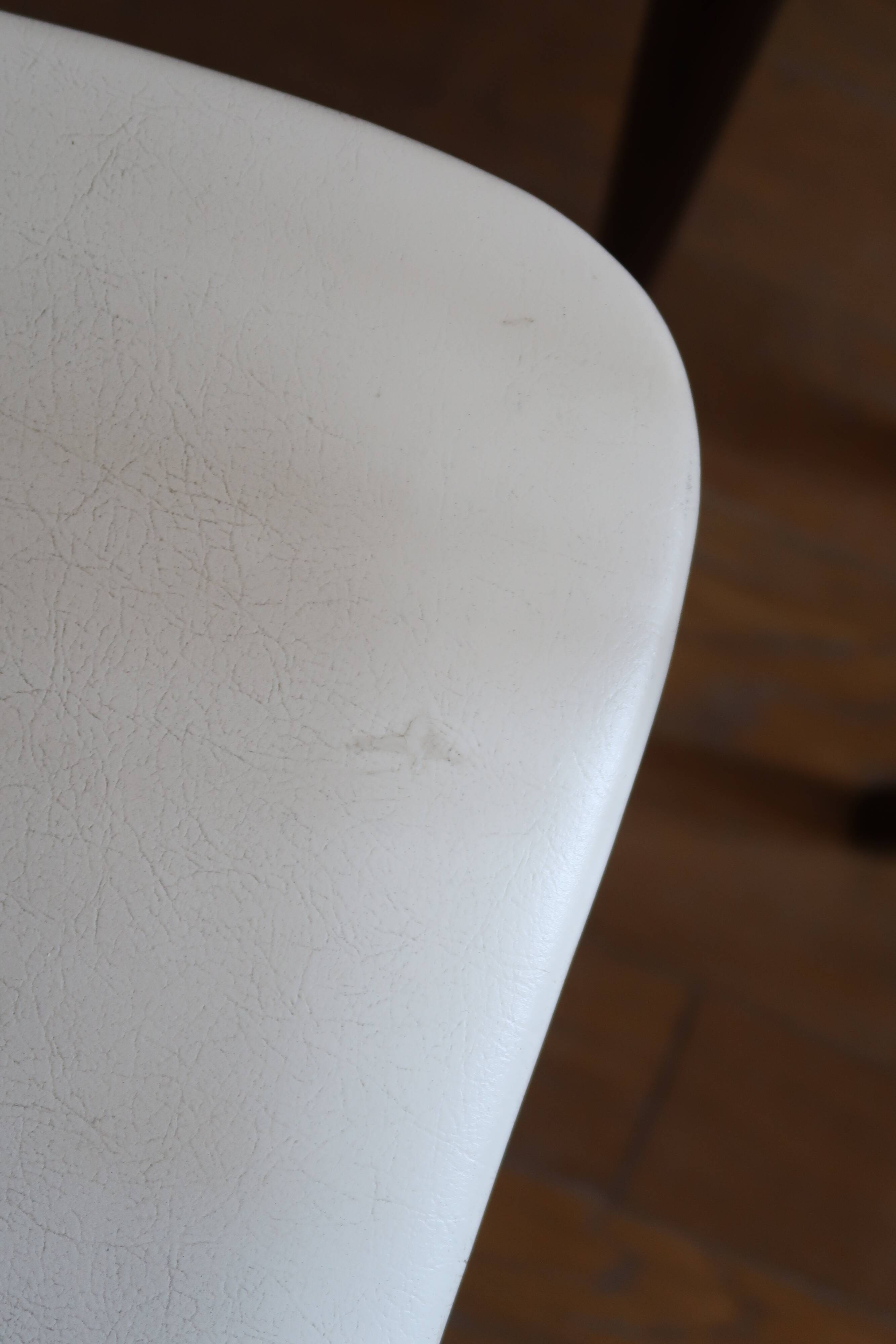 6 Scandinavian chairs skaï white