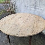 Round folding table