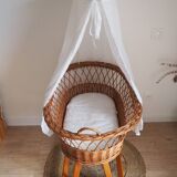 Rattan cradle with wheels