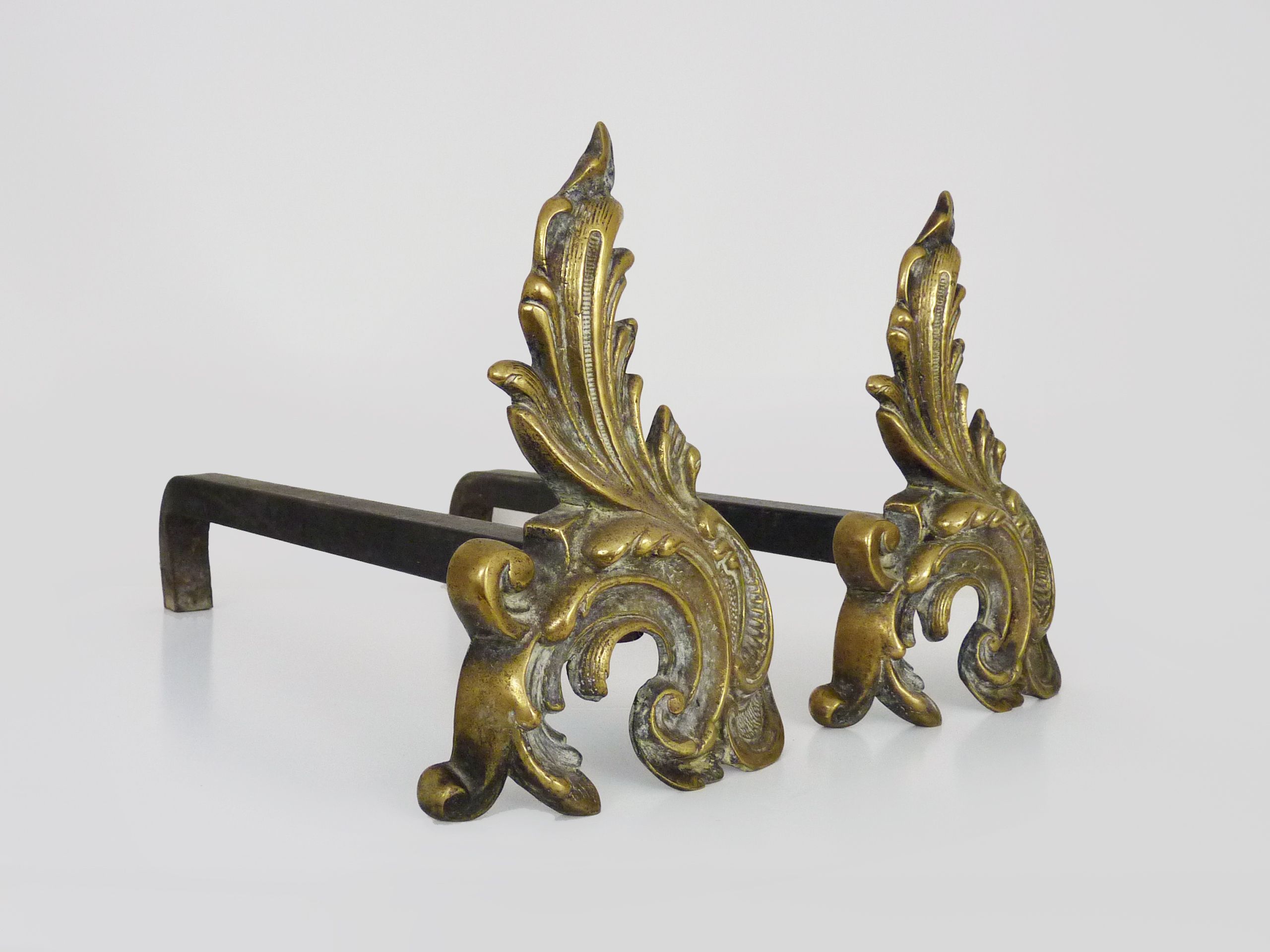 Paire de chenets de cheminée en bronze et fonte. Début XXème