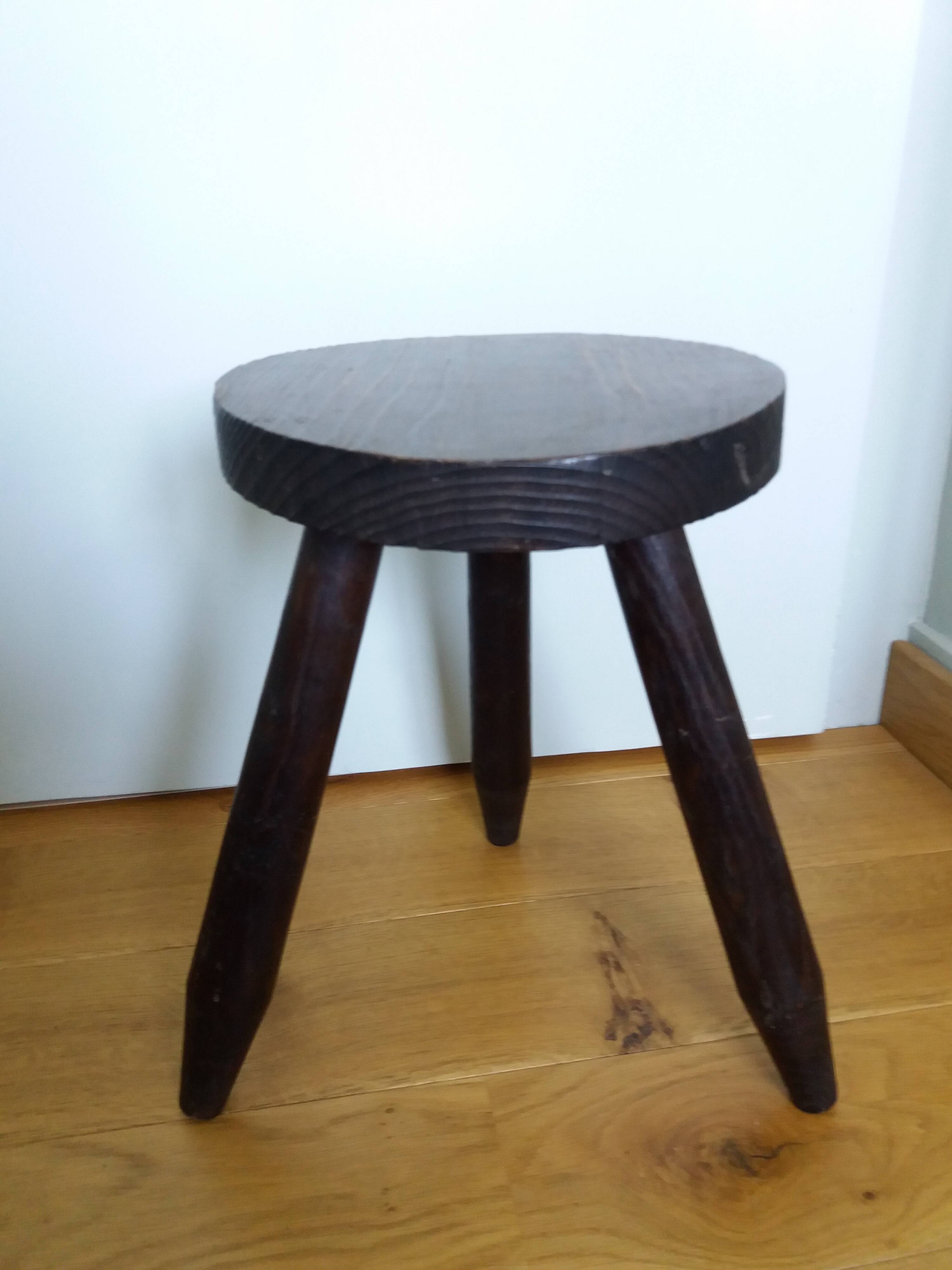 Tripod stool with pencil legs