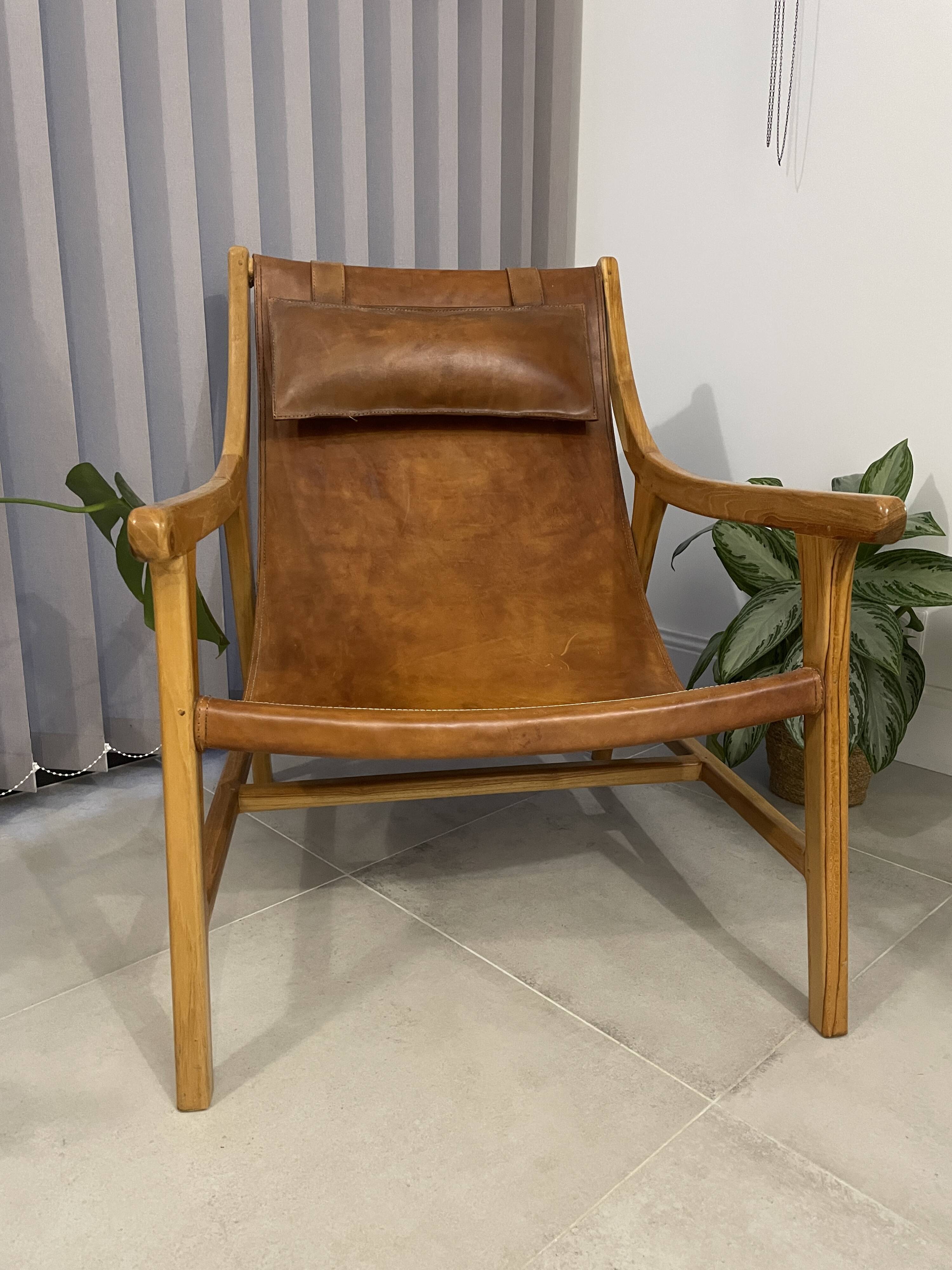 Colonial armchair in leather and wood