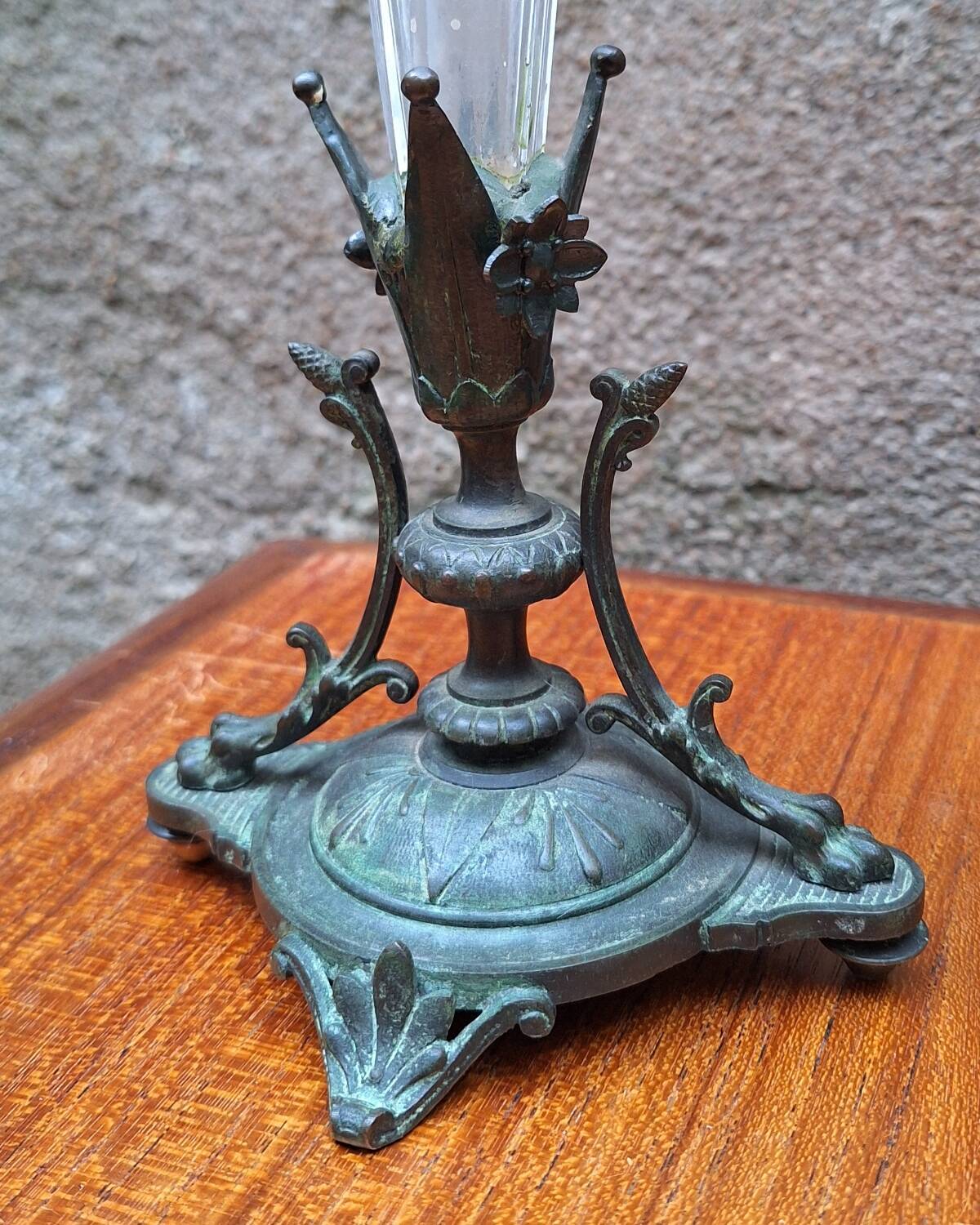 Pair of cornucopia vases in bronze and crystal, 19th century.
