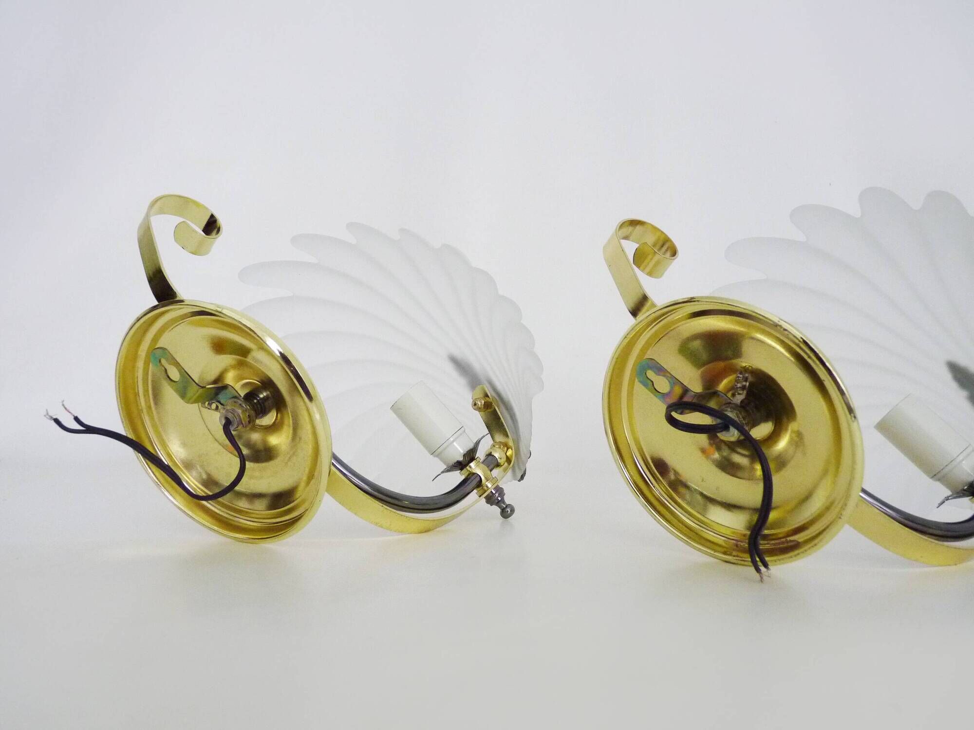 Pair of shell wall lights in glass and gold-plated metal. 1980s