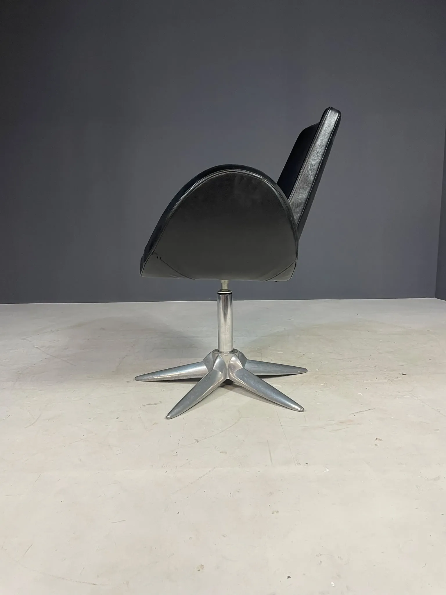 Alipes black swivel salon chair with chrome star base by Giorgetto Giugiaro for Gamma & Bross, Italy, contemporary, 85 × 70 × 60 cm