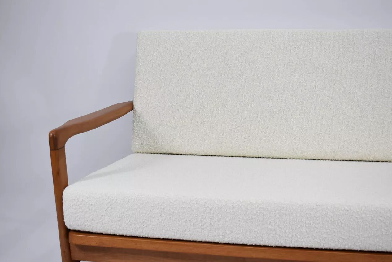 Canapé des années 60, en teck et bouclé blanc.