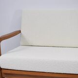 Canapé des années 60, en teck et bouclé blanc.
