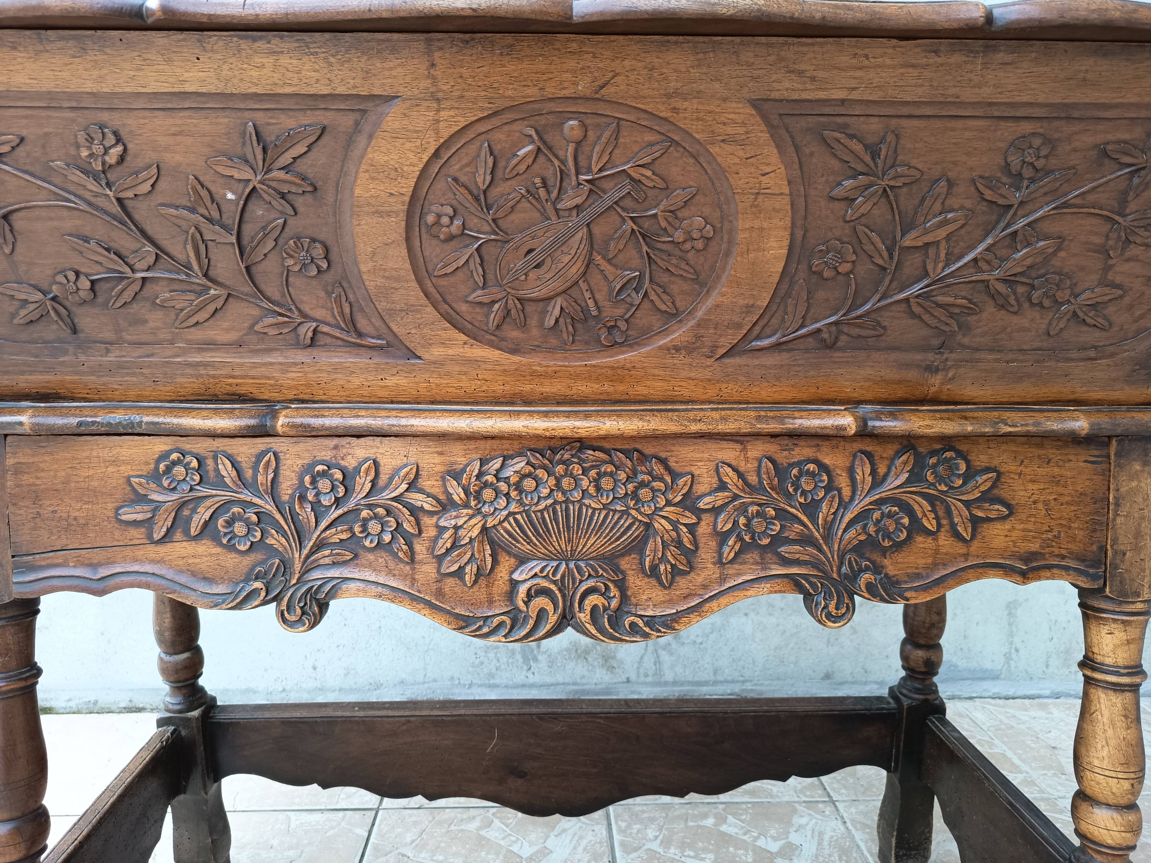 Provençal kneading trough in walnut from the 18th century.