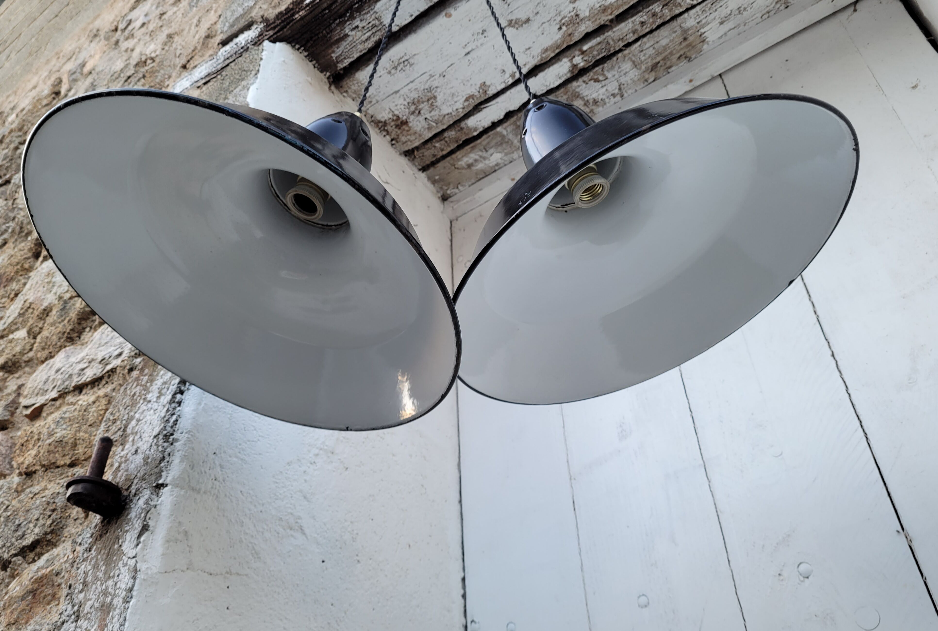 Duo de suspensions émaillées