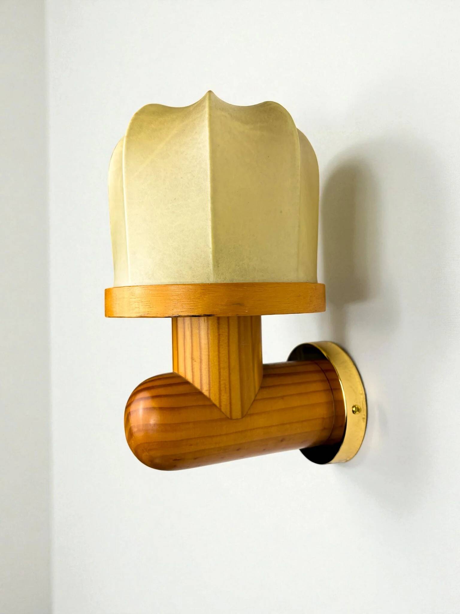 Italian "Cocoon" wall light, resin and pine wood, 1970s