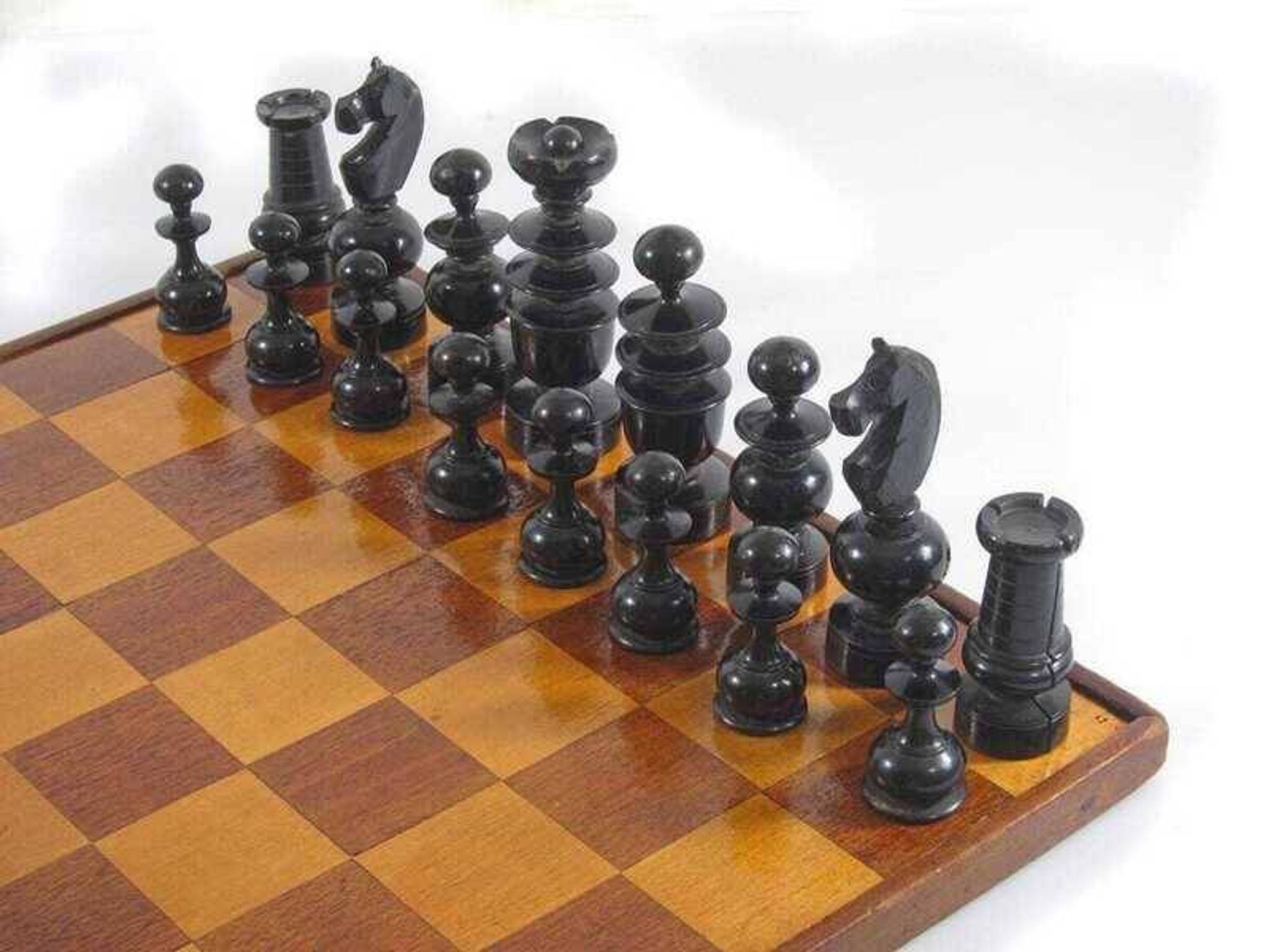Ensemble d'échecs en bois ancien et plateau