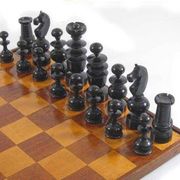 Ensemble d'échecs en bois ancien et plateau