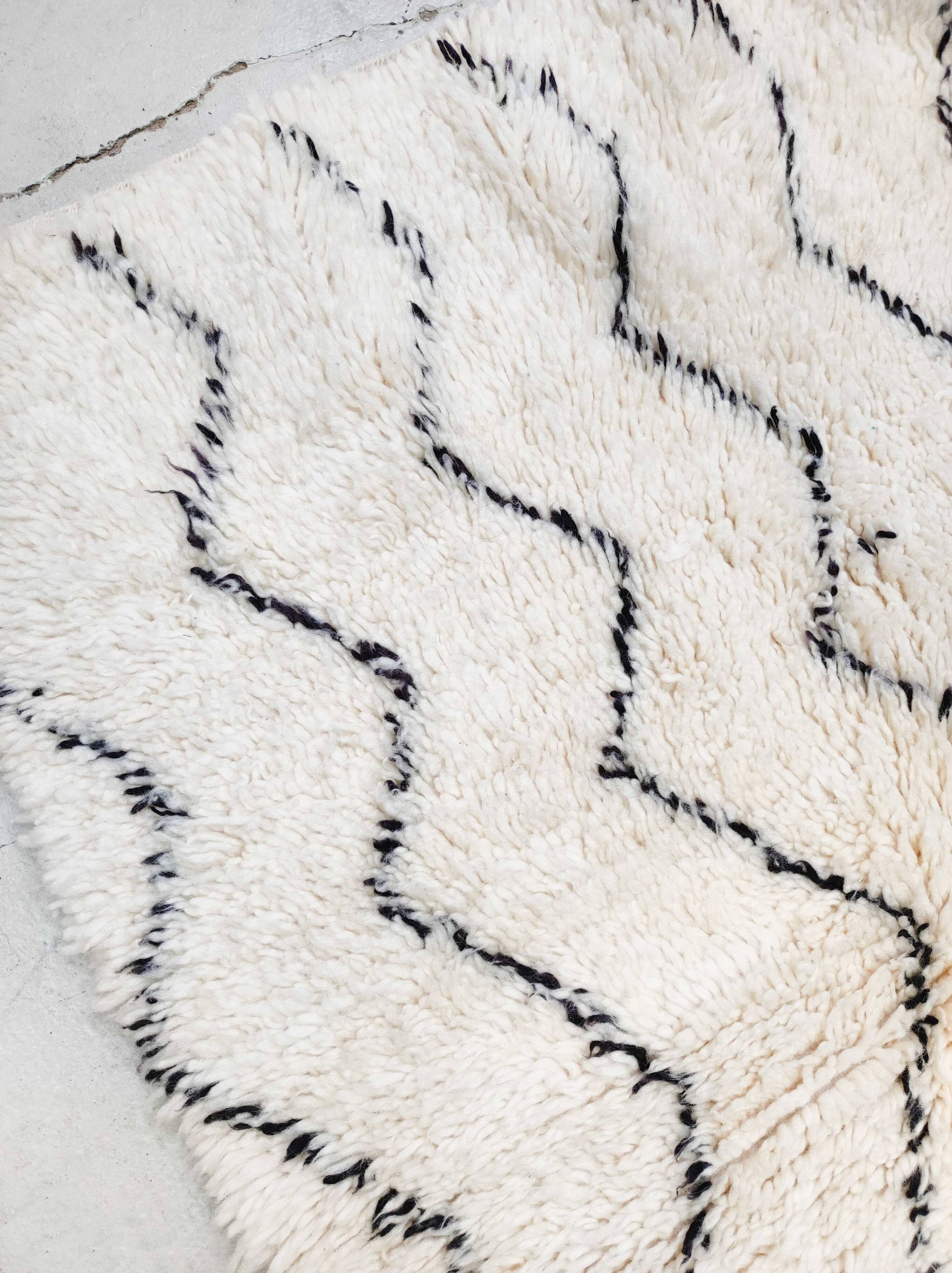 Moroccan Berber carpet Marmoucha with black zigzags 1.48x1.10m