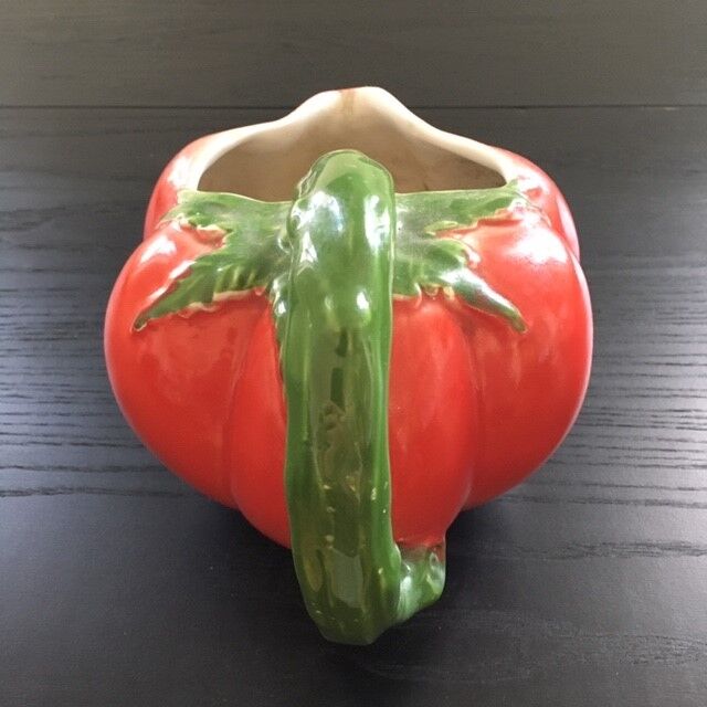 Tomato pitcher in dabbling