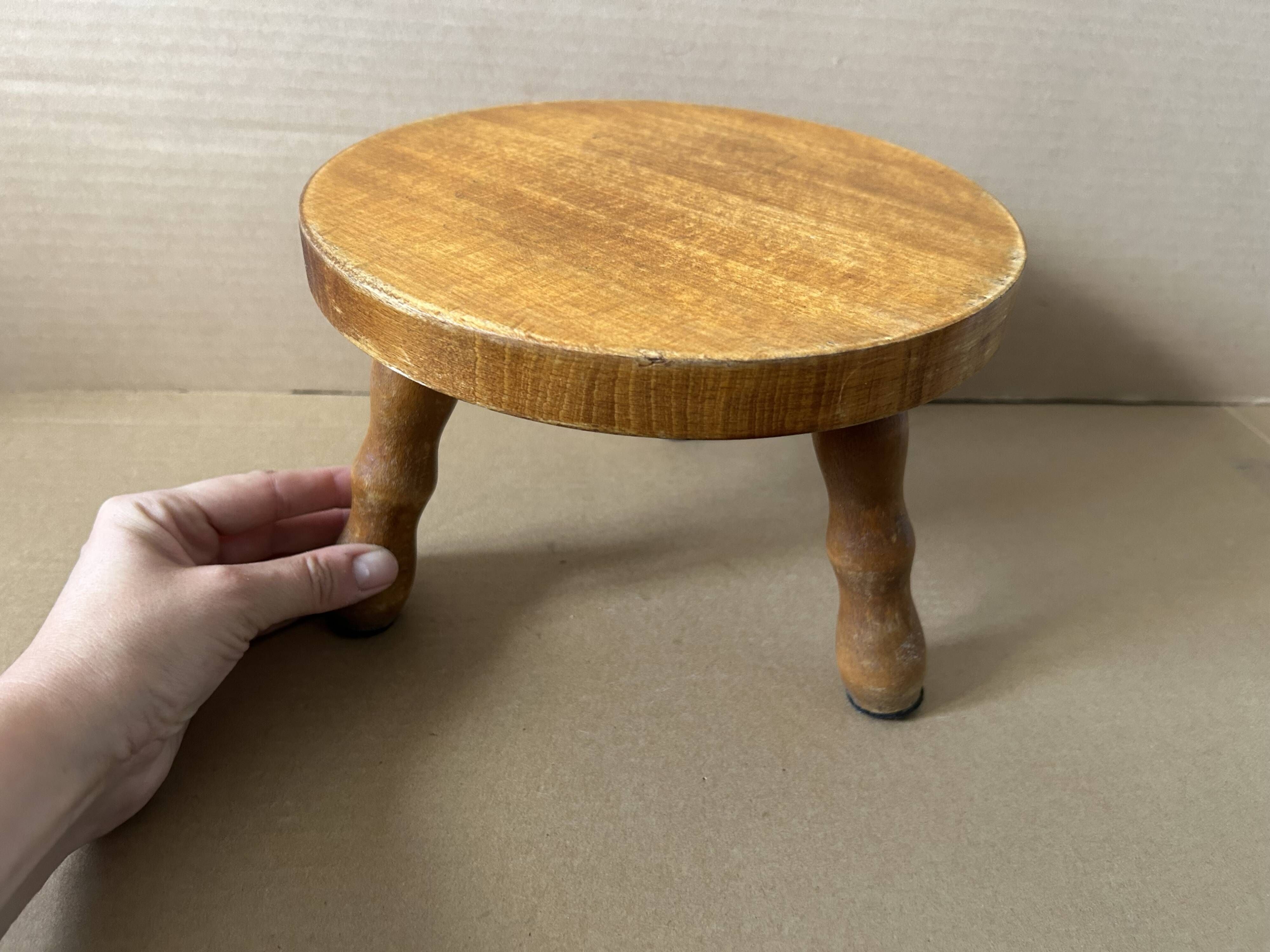 Petit tabouret en bois massif
