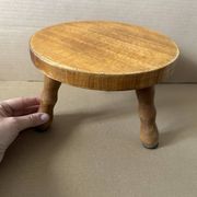 Petit tabouret en bois massif