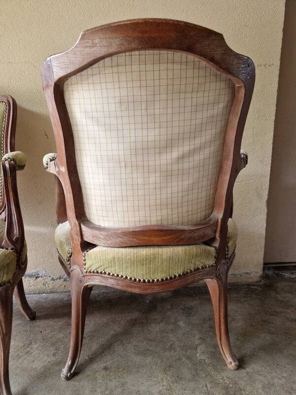 Paire de fauteuils cabriolets de style Louis XV en bois mouluré - XIXème