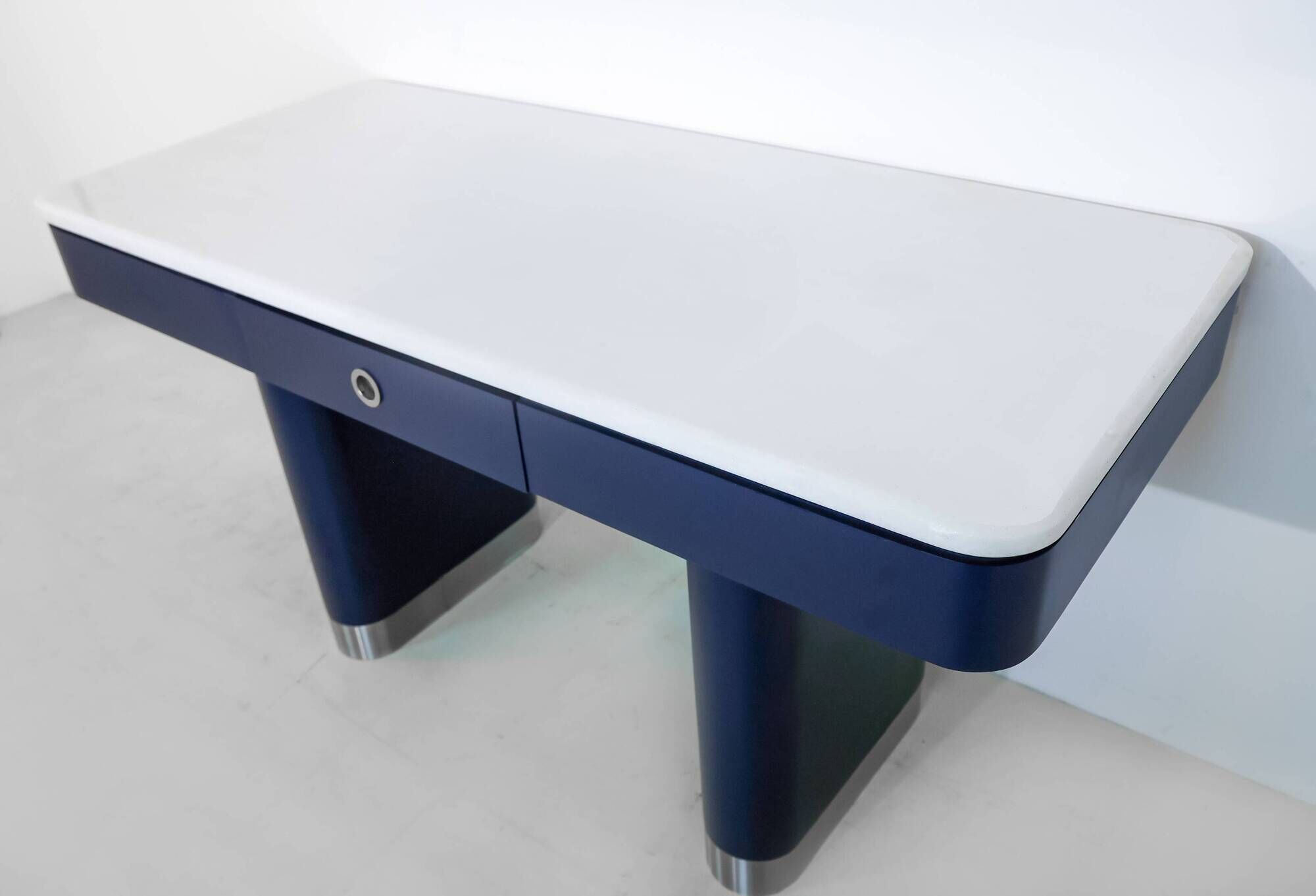 Table bleue vintage de style moderne du milieu du siècle avec plateau en marbre blanc