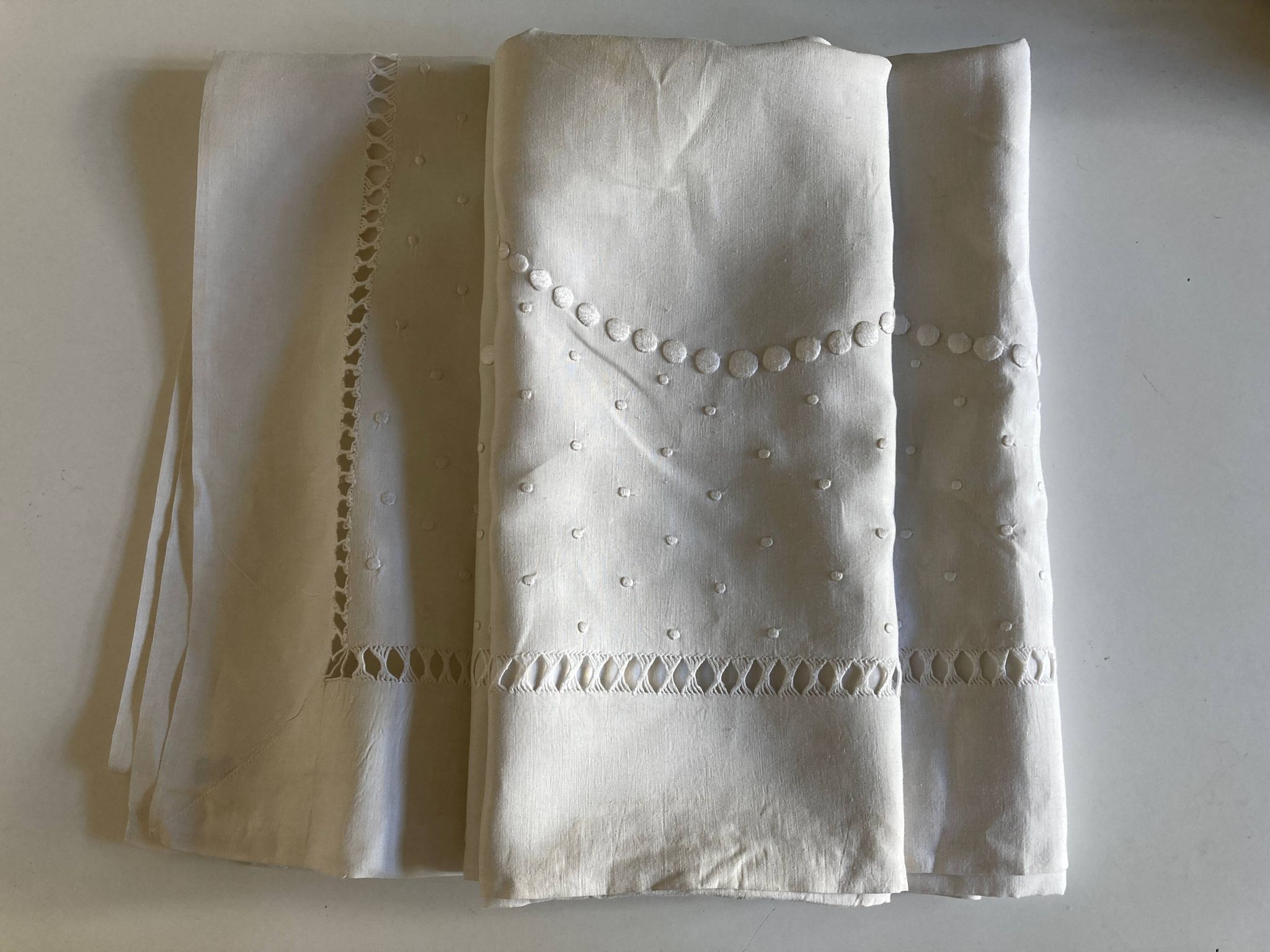 Drap de fil de lin brodé de pois sans monogramme 1950