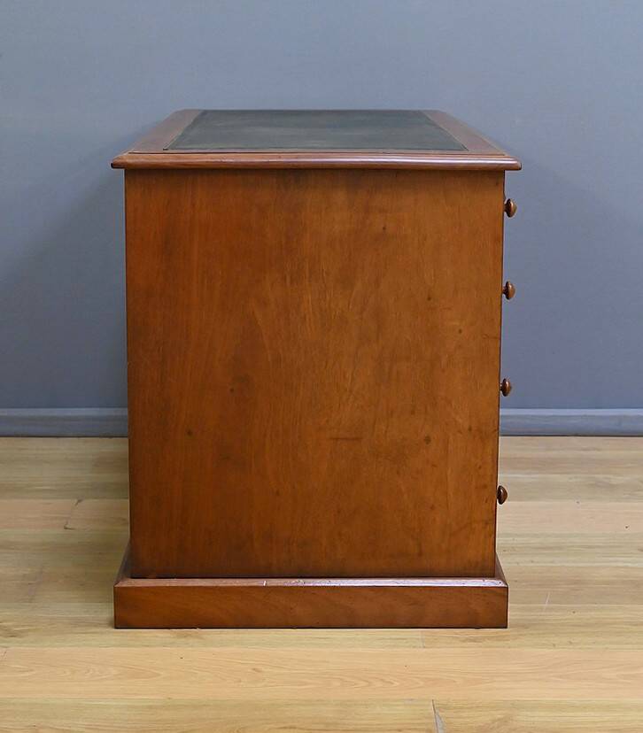 Victorian Mahogany Pedestal Desk, England – Late 19th Century