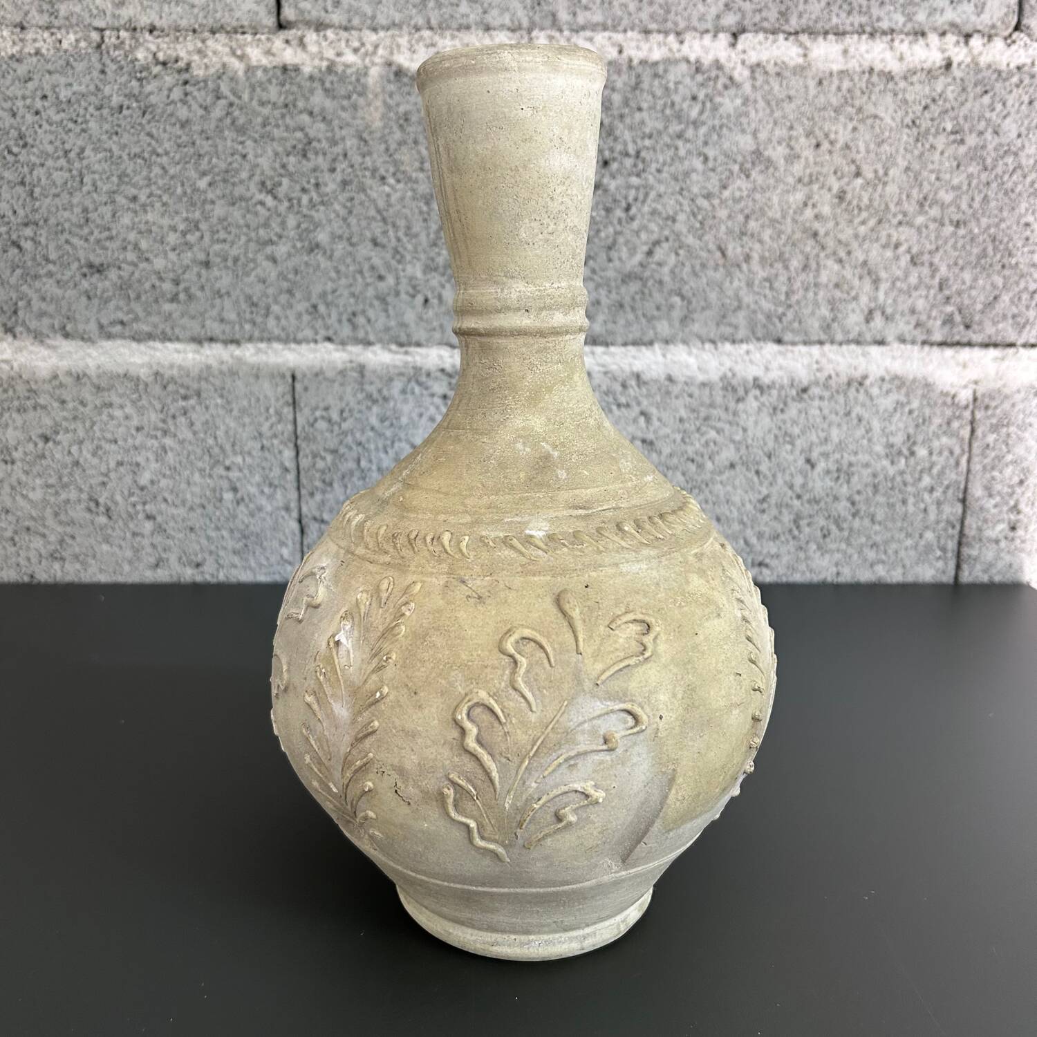 Raw vase with acanthus decoration