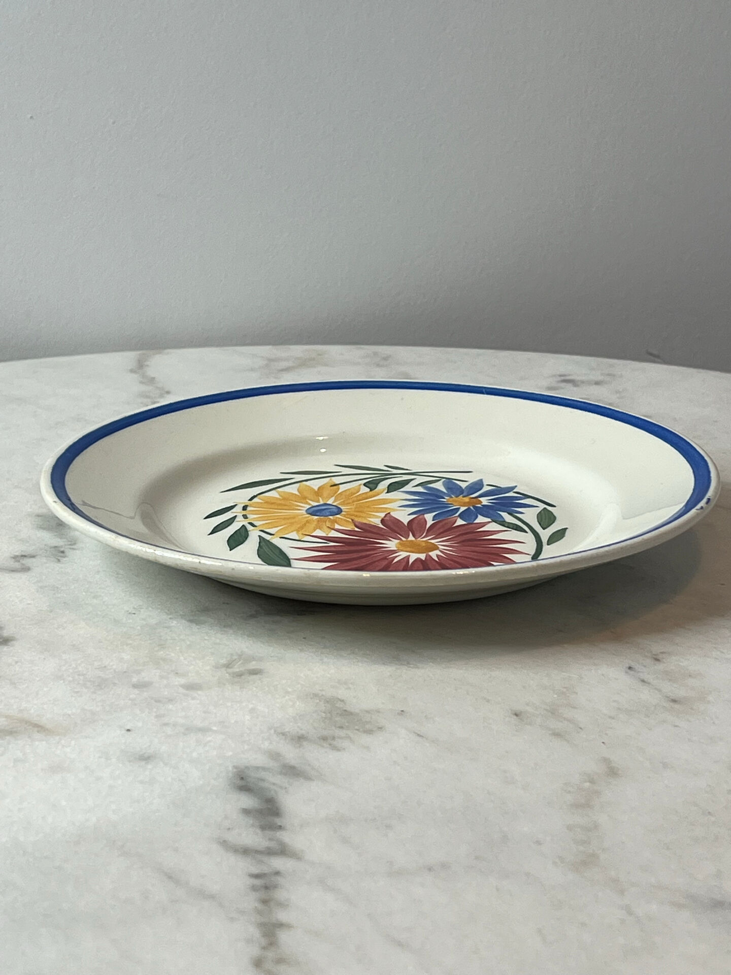 Flat plate with hand-painted floral decoration