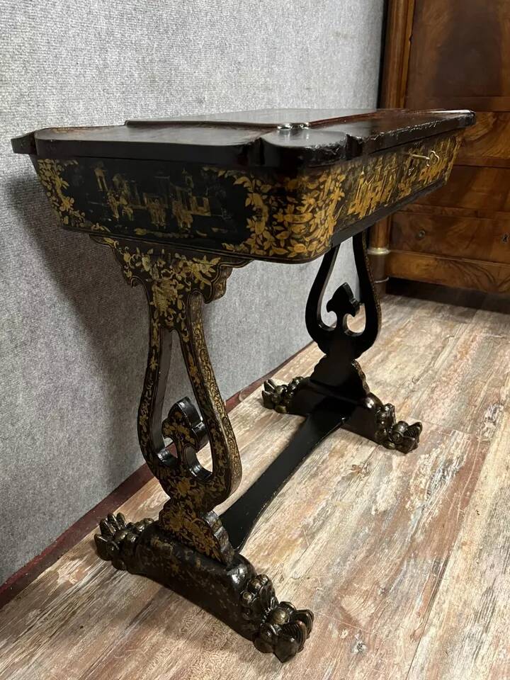 Lacquered work table, blackened wood decorated with Chinese scenes, Napoleon III period circa 1850