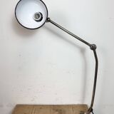Lampe de bureau, d'atelier industriel en tôle émaillée noire, années 1950