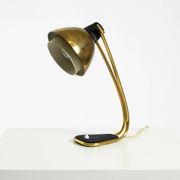 Rare grande lampe de table en laiton de style Mid-Century Modern avec une belle patine.