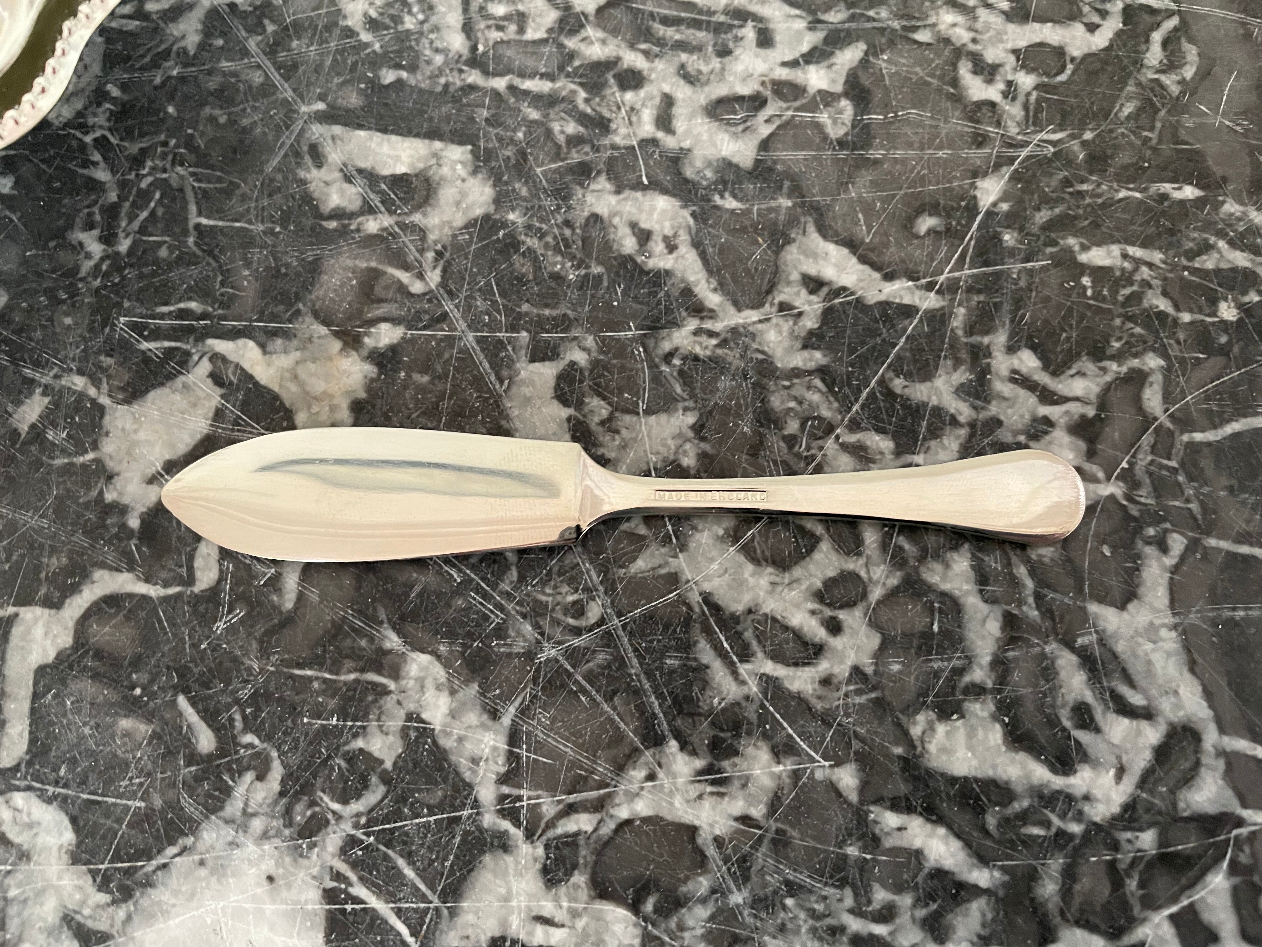 Shell-shaped metal butter dish