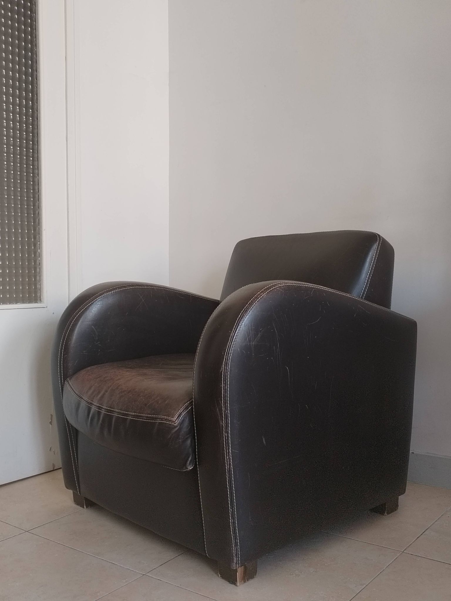 Vintage club armchair in dark brown leather – 1980s-1990s style
