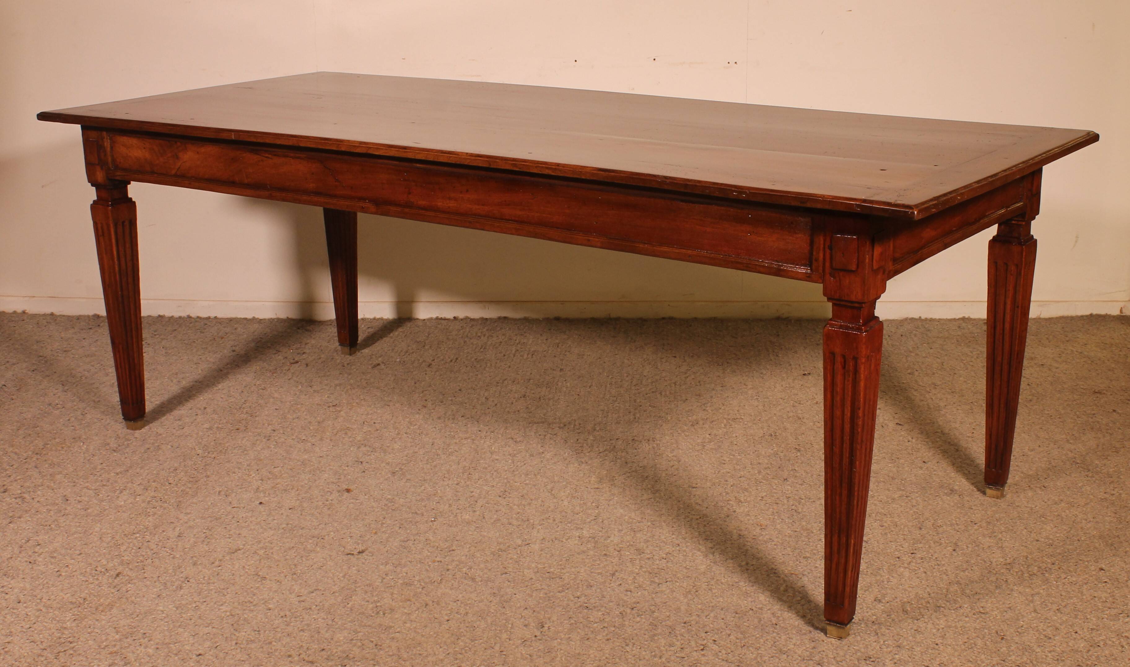 Louis XVI Period Dining Table in Walnut - 18th Century