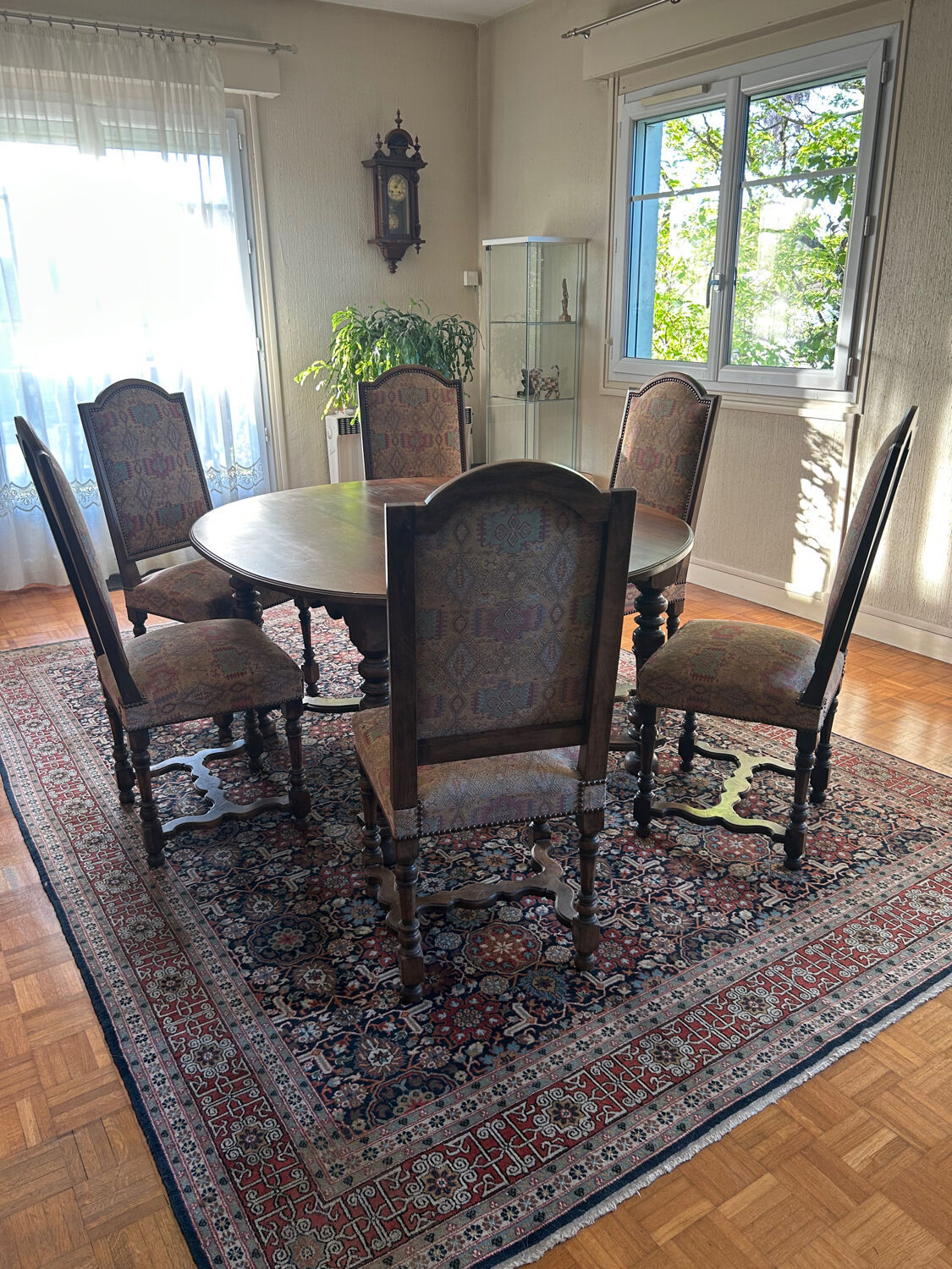 Solid oak dining table and 6 matching chairs.