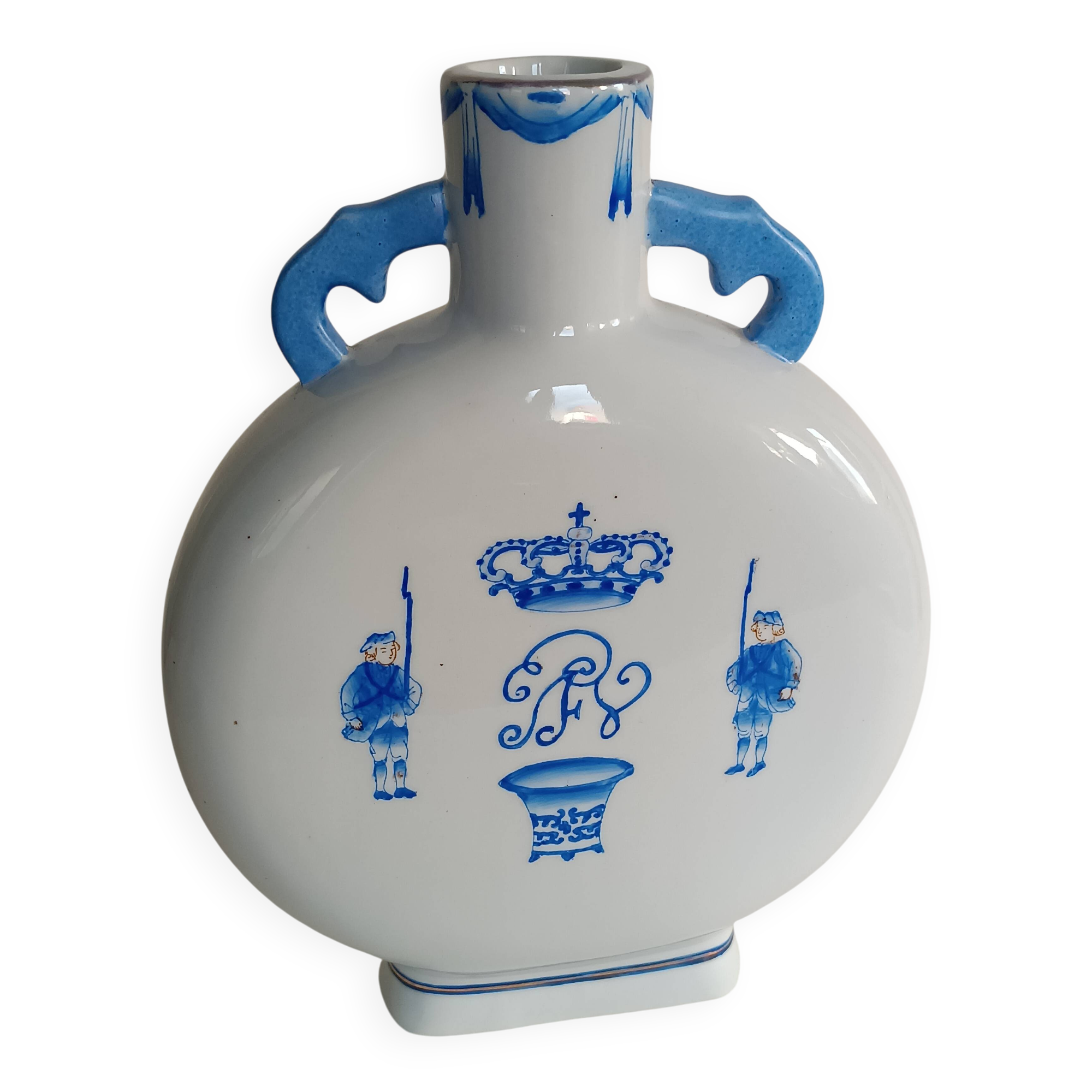 Gourd-shaped blue and white porcelain vase from China, 19th century.