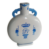 Gourd-shaped blue and white porcelain vase from China, 19th century.