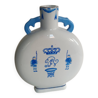 Gourd-shaped blue and white porcelain vase from China, 19th century.