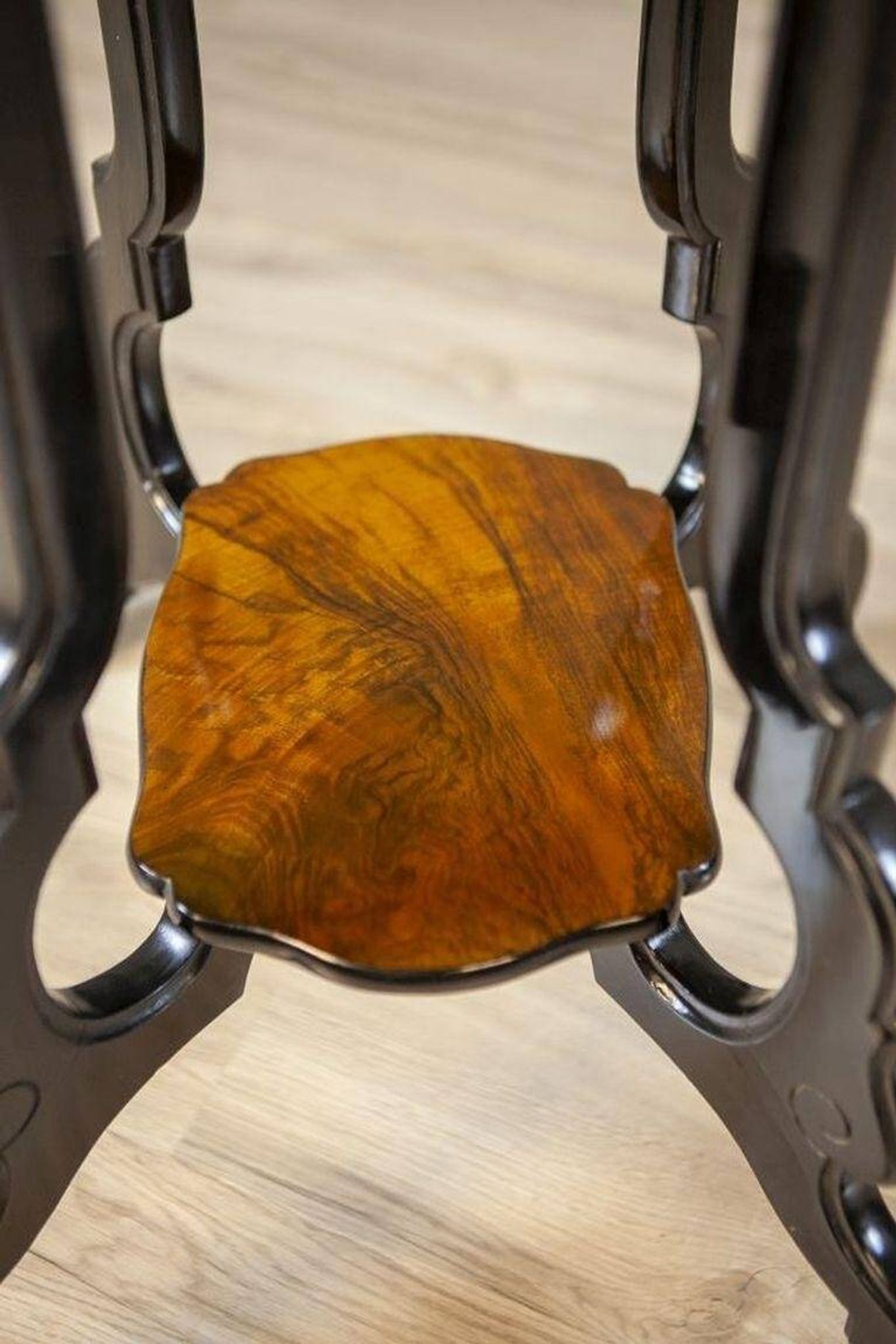 Table de thé ovale en noyer et placage, 1870