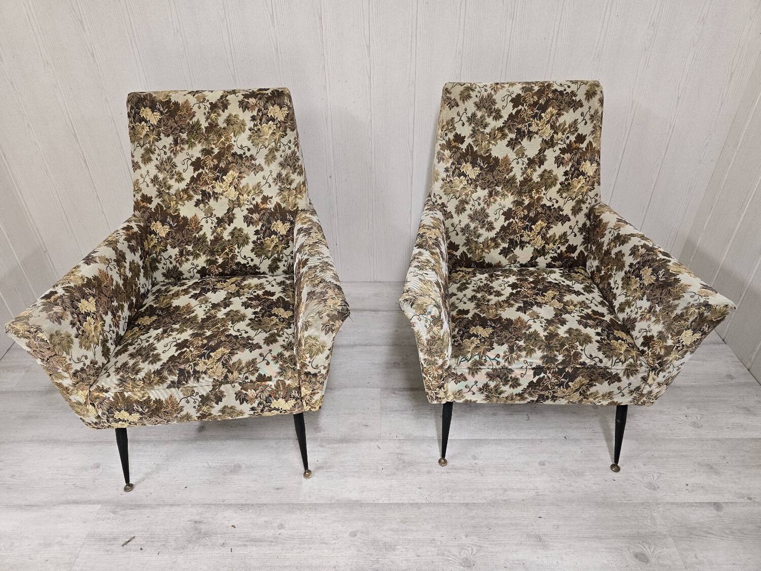 Pair of Mid-Century Design armchairs – jacquard upholstery with tapered legs