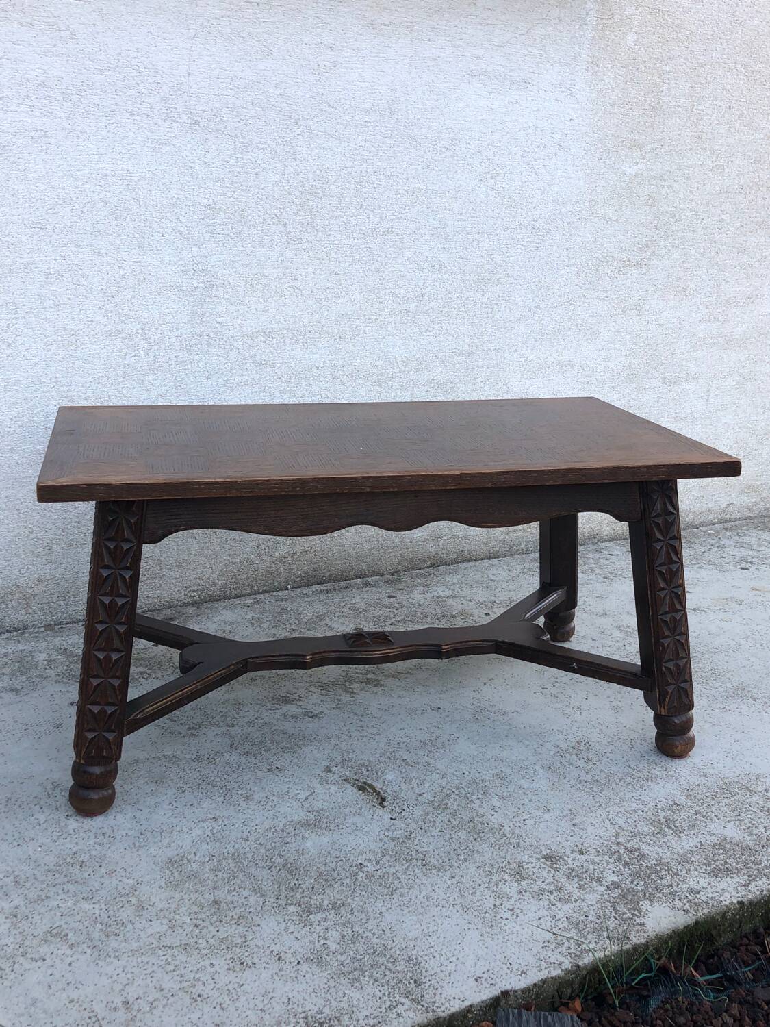 Very beautiful solid wood coffee table with pretty sculpture