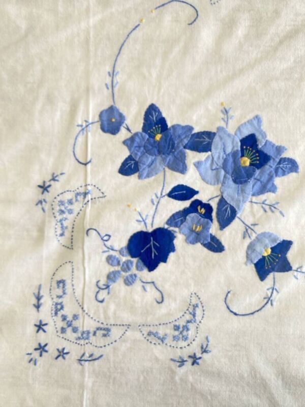 Grande nappe ancienne brodée main - 12 couverts - 170x210 cm - coton