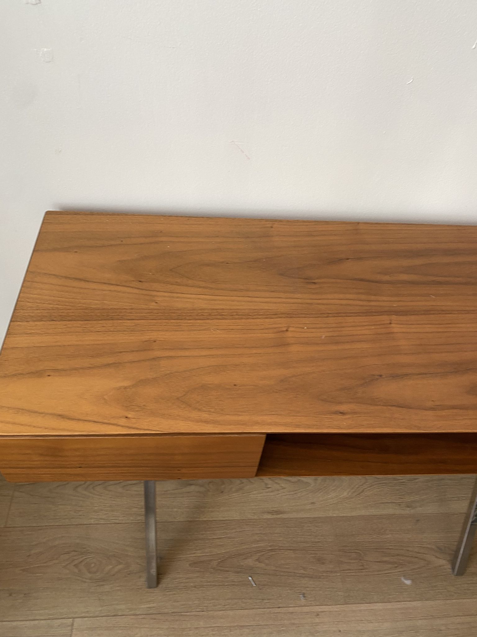 Bureau en noyer design années 70 marais international