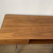 Bureau en noyer design années 70 marais international