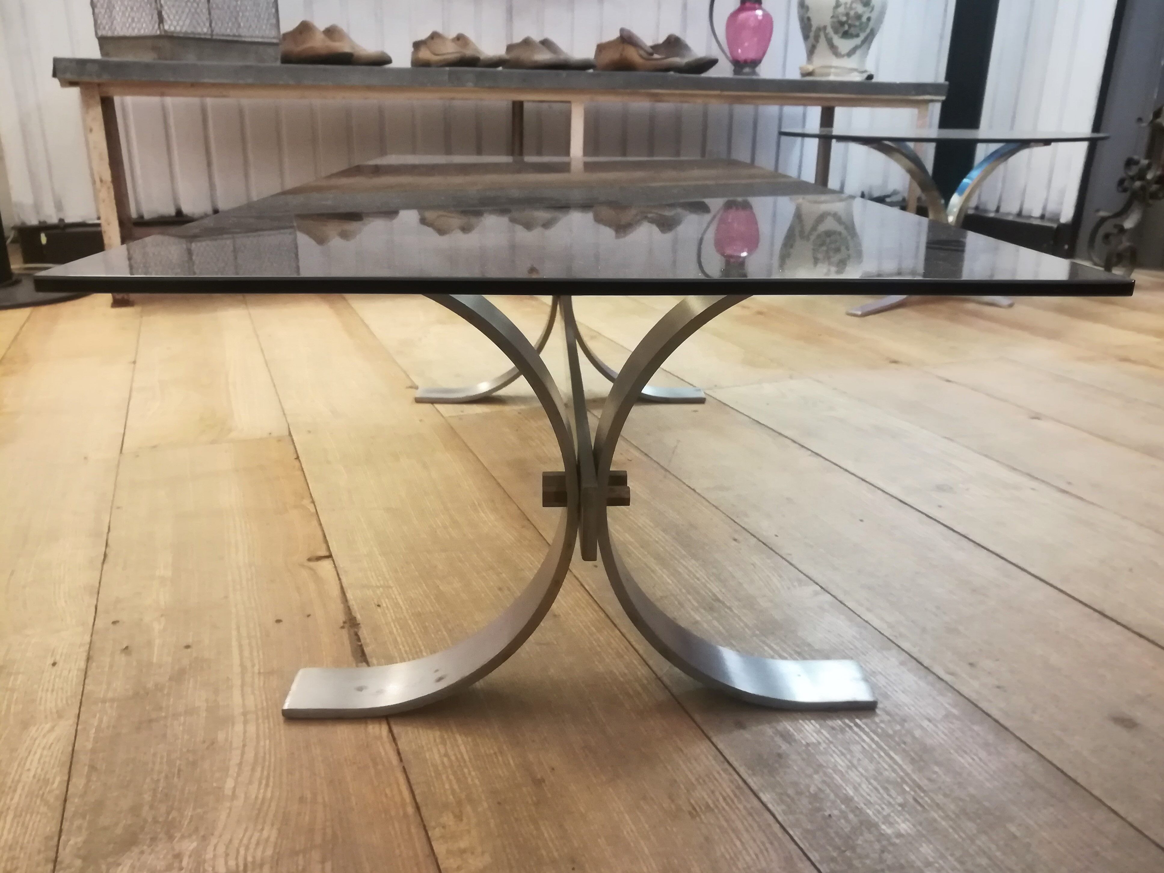 Table basse en acier brossé et verre fumé