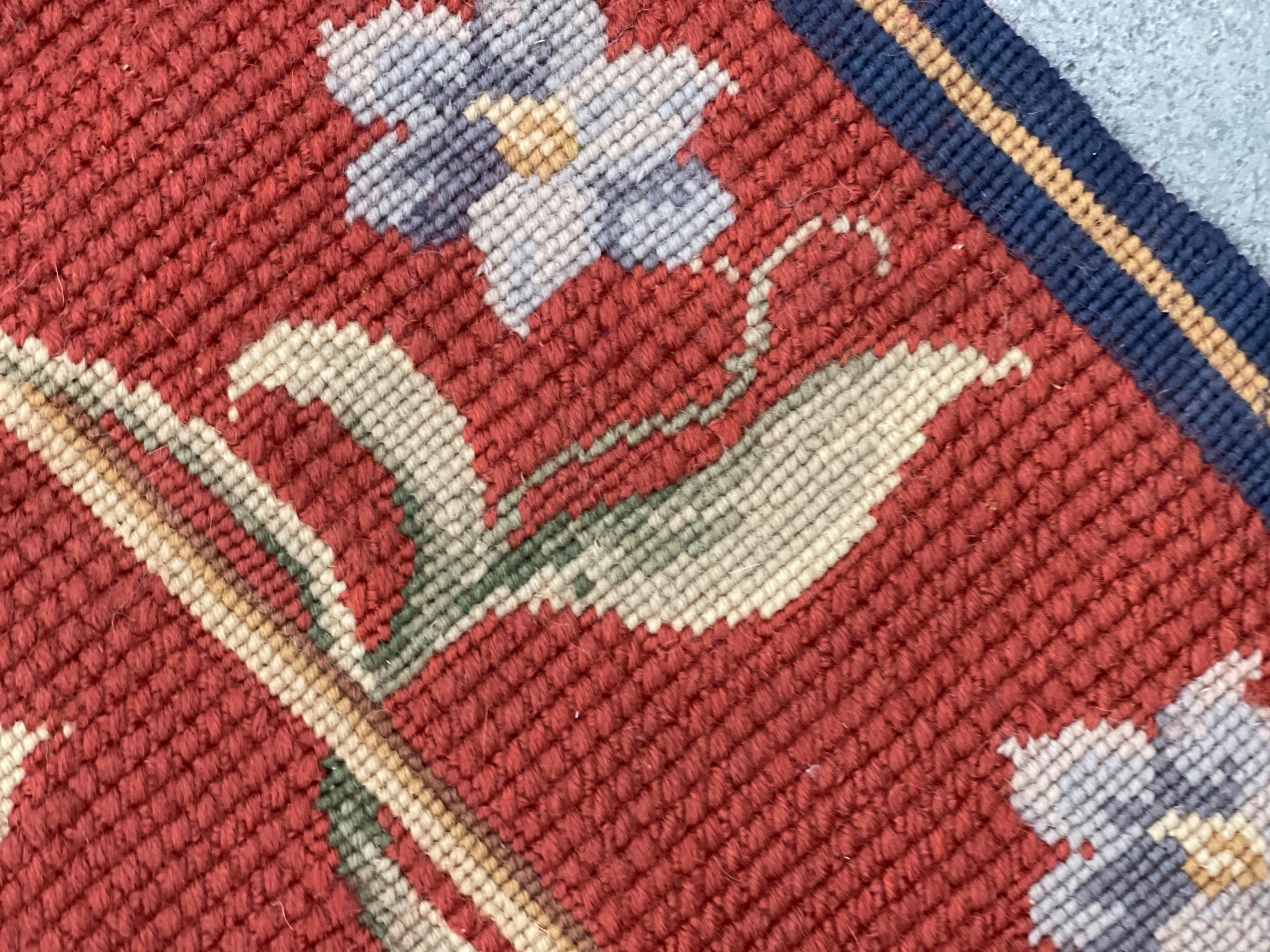 Tapis traditionnel bordeaux style Aubusson floral en laine tissé à la main en point de croix