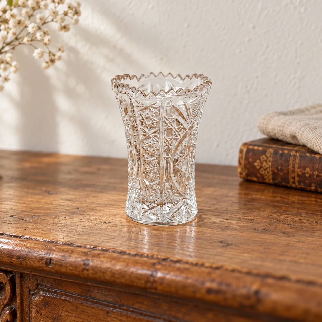 Small cut glass soliflore vase, geometric design, H 8 cm