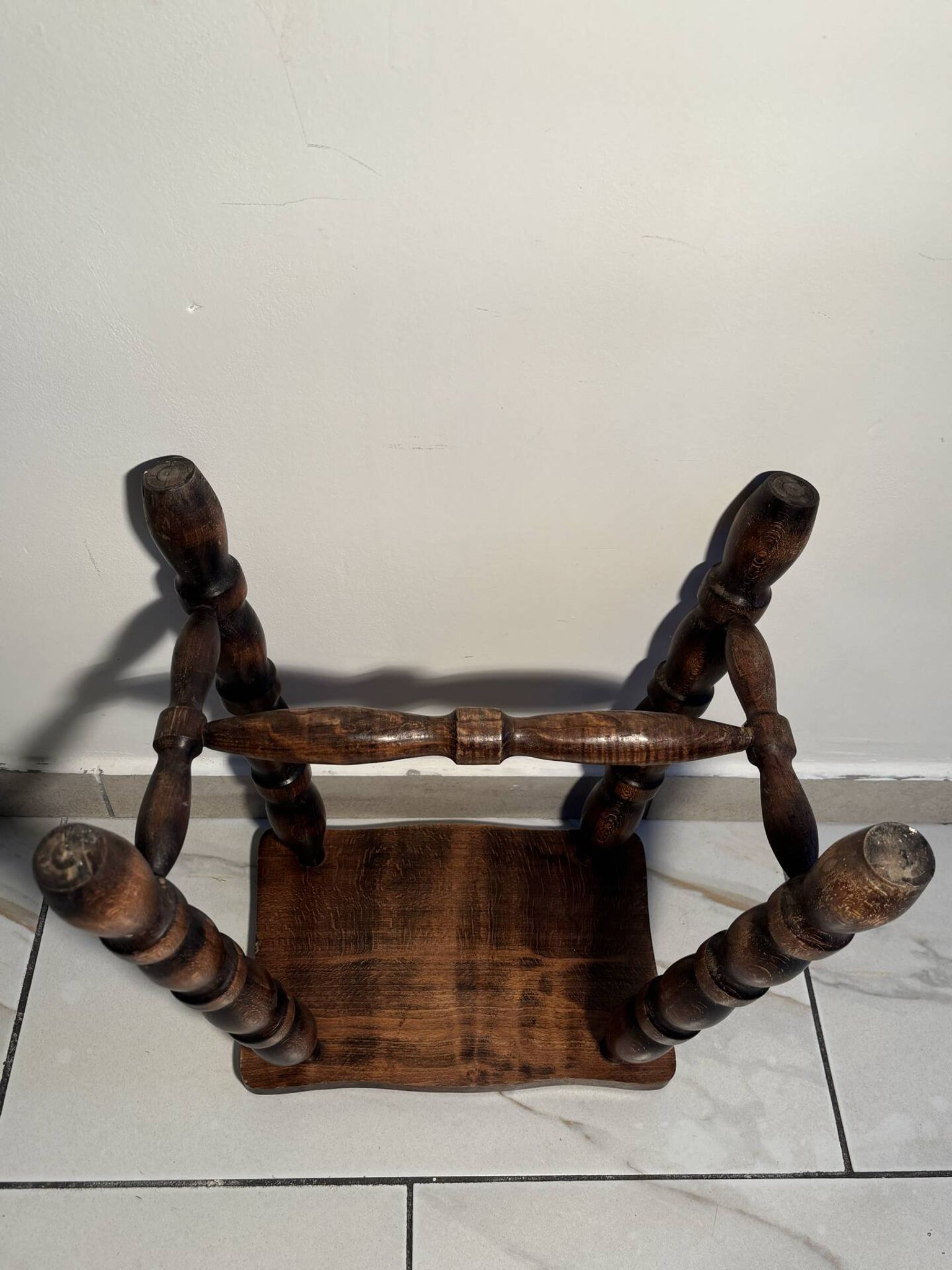 Vintage low stool in solid wood with turned legs – 1950